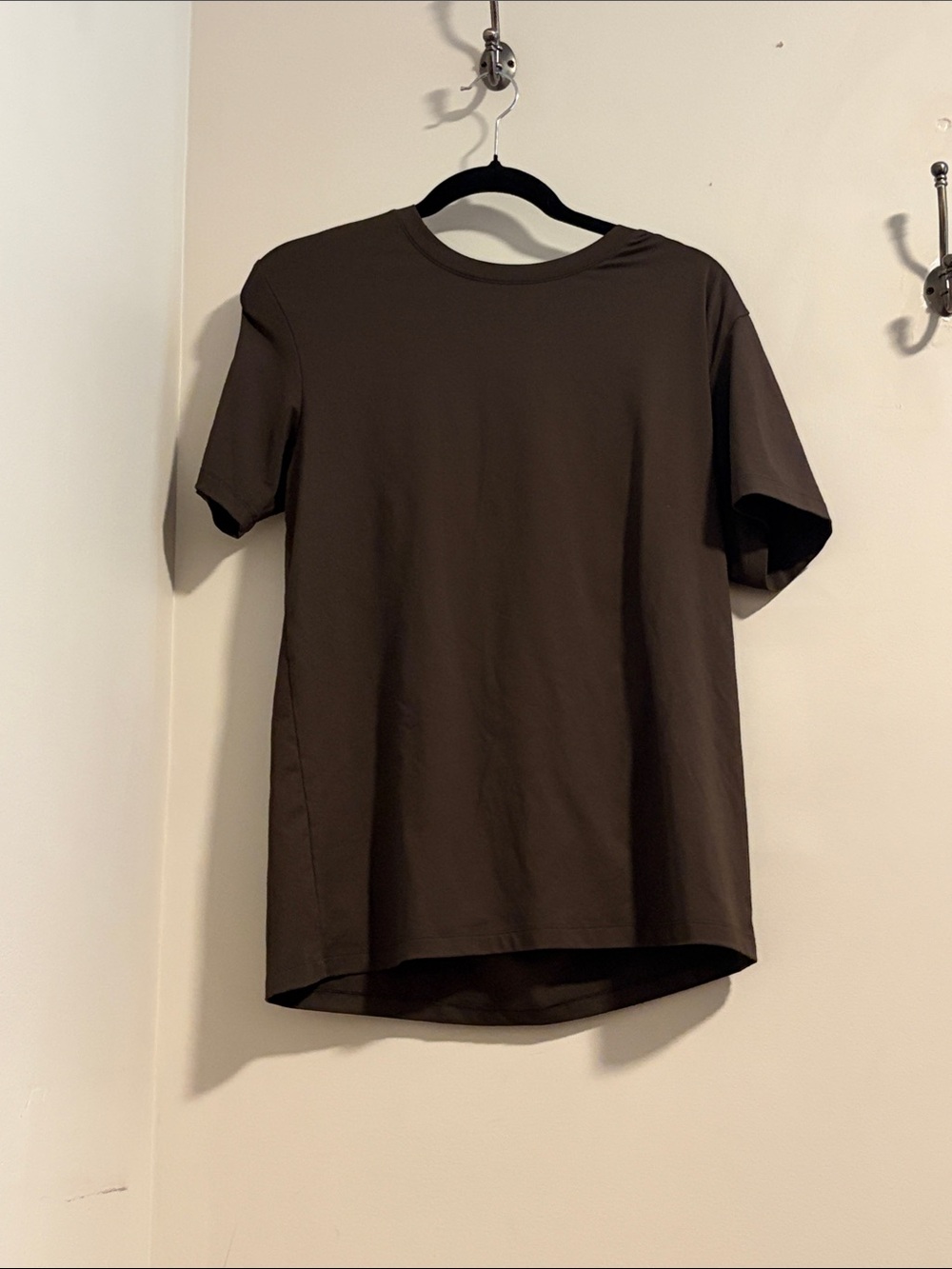 ALO Yoga Men's Dark Brown Crew Neck Short Sleeve Tee
